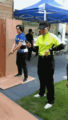 波兰运动员在射击比赛中勇夺桂冠