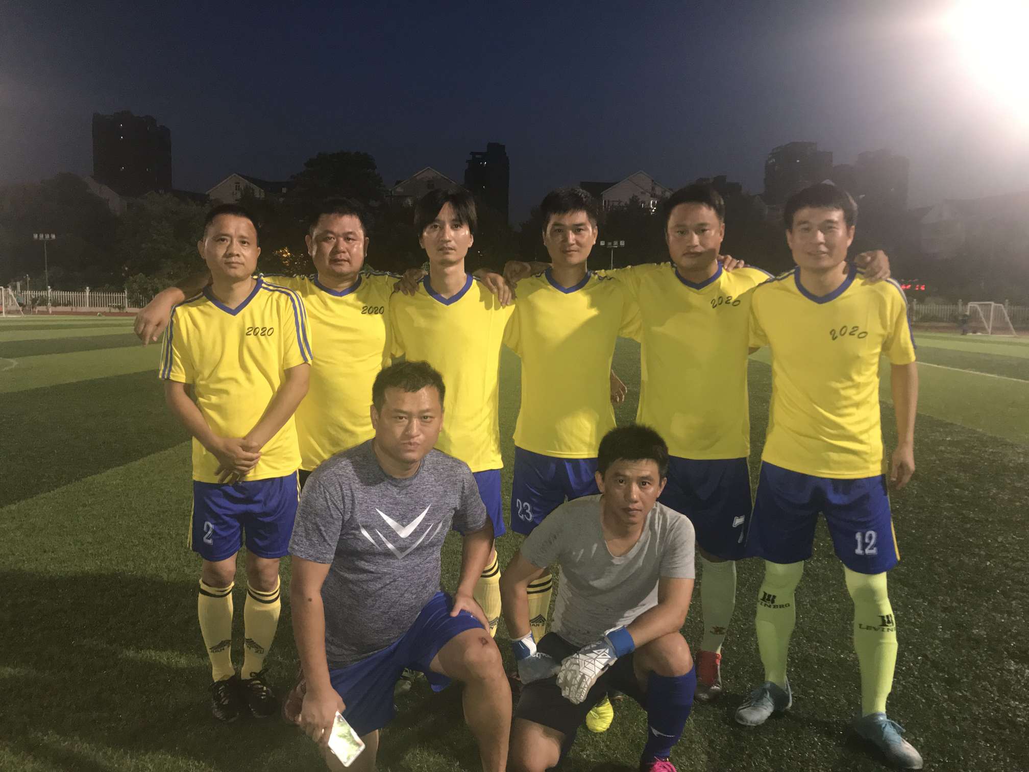 世纪足球队赢得关键胜局，笑傲江湖