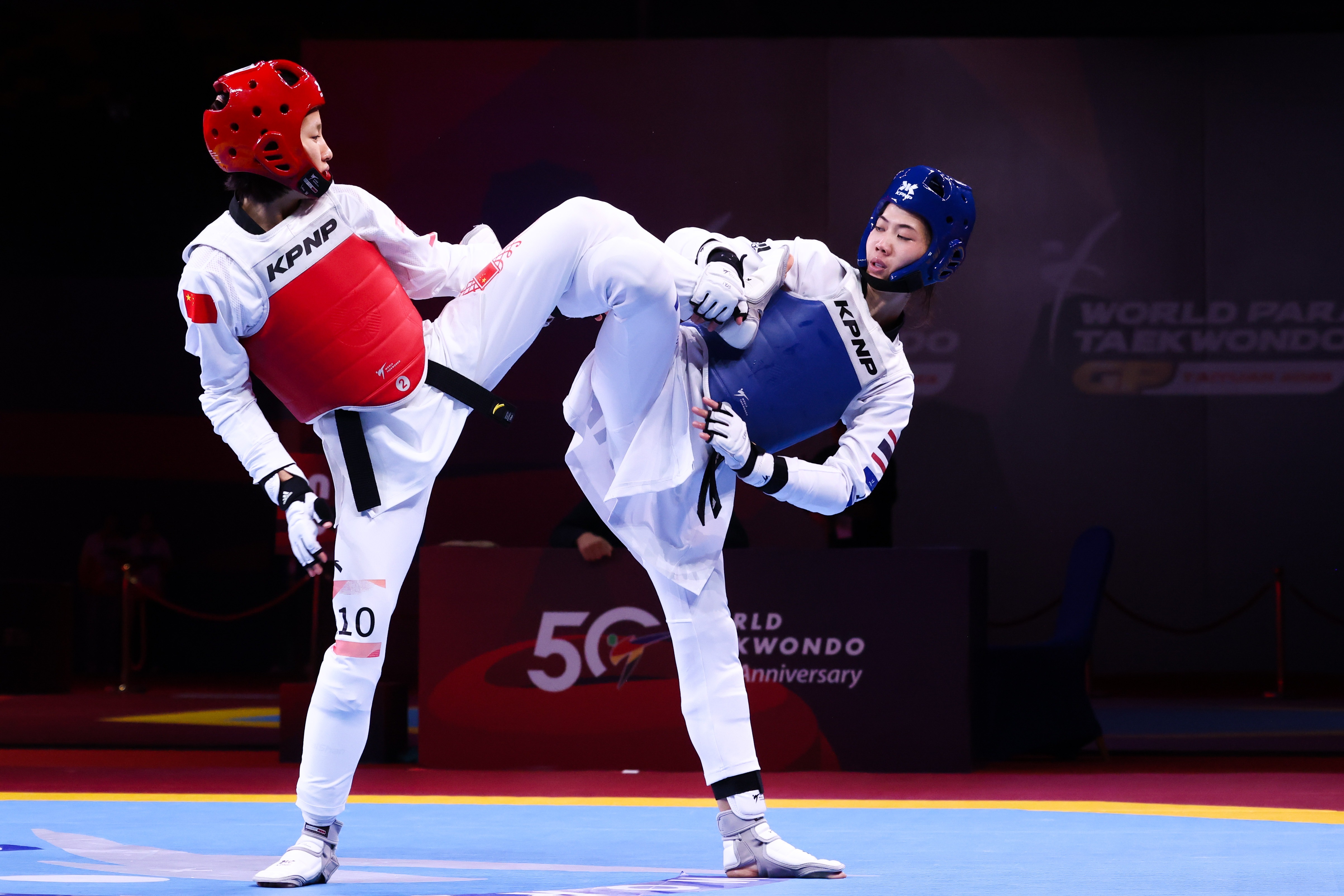 包含跆拳道比赛激烈对抗，这位选手获得冠军的词条