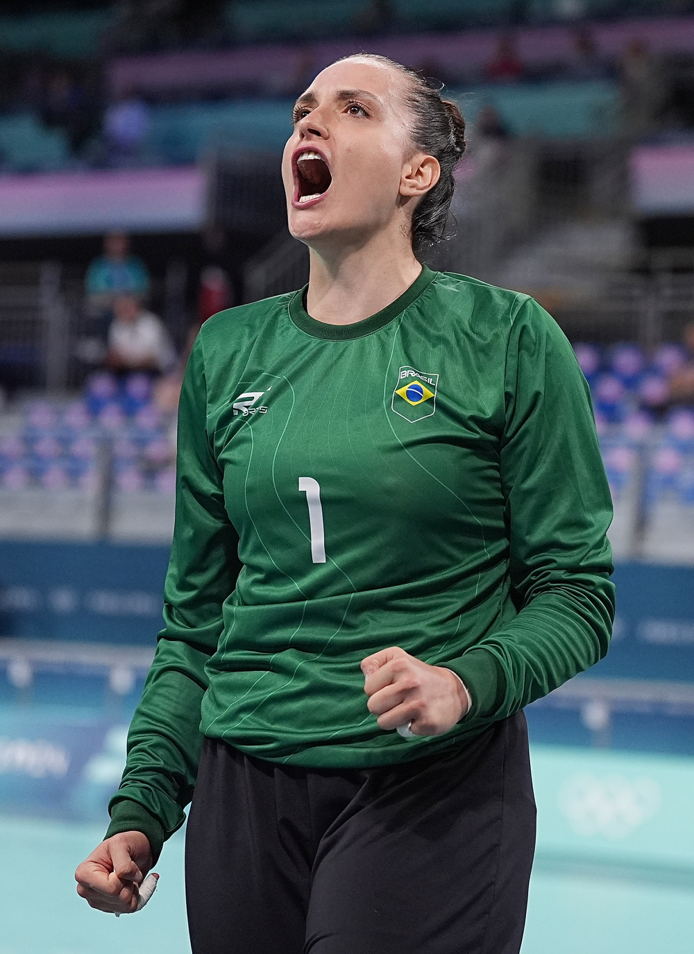 挪威女足冠军杯首轮较量，球员全力以赴